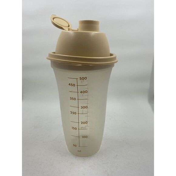 Tupperware 844-10 QUICK SHAKE 16 oz Tan Mixer w/ Blender and Lid 845-25 vintage - Picture 2 of 7